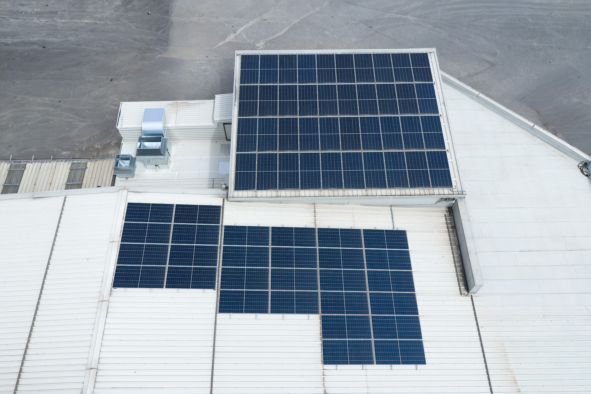 Impianto fotovoltaico da 50 kW installato sul tetto di Dolci Autoriparazioni